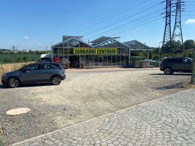 Střed zahradního centra — chodník mezi záhony kvetoucích rostlin