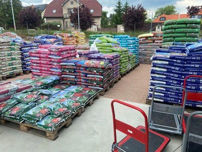 Jaro v zahradním centru — první sazenice zeleniny a jahody